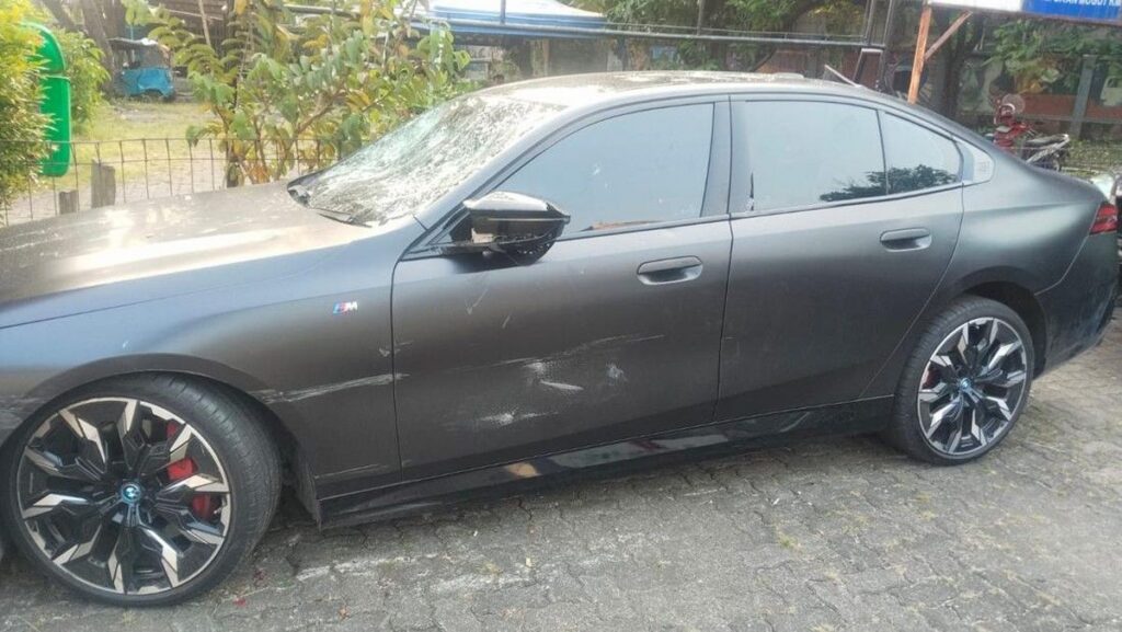 Mobil Listrik BMW Tabrak Motor di Meruya Selatan Lalu Diamuk Massa
