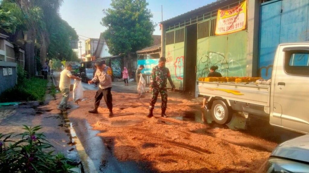 Minyak Goreng Curah Tumpah di Ciputat Akibatkan Pengendara Motor Terjatuh