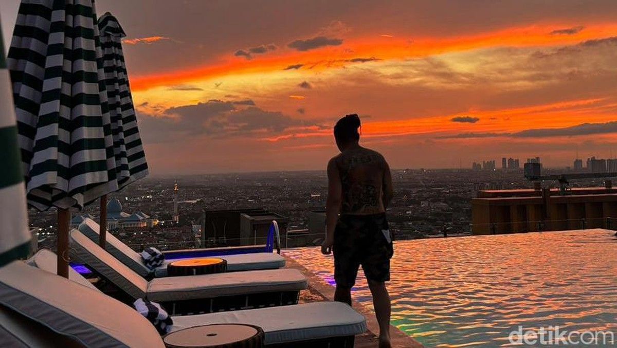 The Trans Luxury Hotel Surabaya Hadirkan Beach Club Pasir Putih Rooftop
