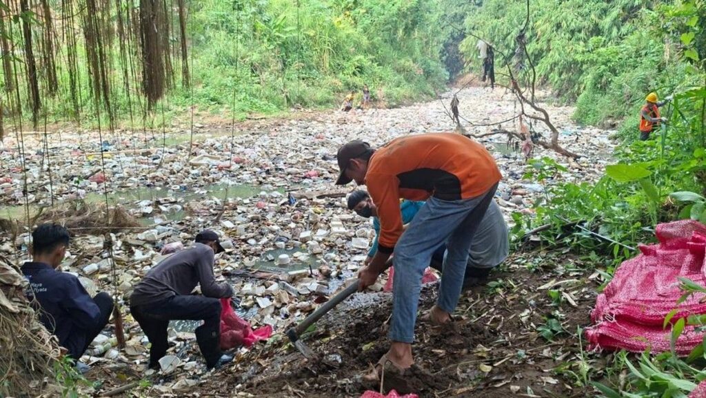 Pemkot Serang Bersama Warga Bersihkan Sampah di Sungai Cibanten