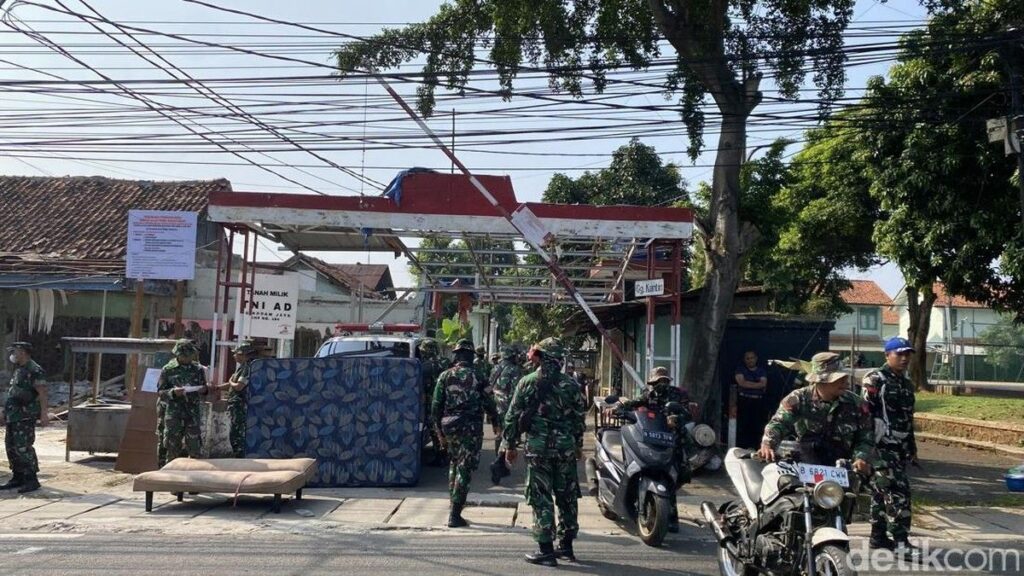 TNI AD Tertibkan Ratusan Rumah Asrama Eks Yon Zikon 15 Jagakarsa