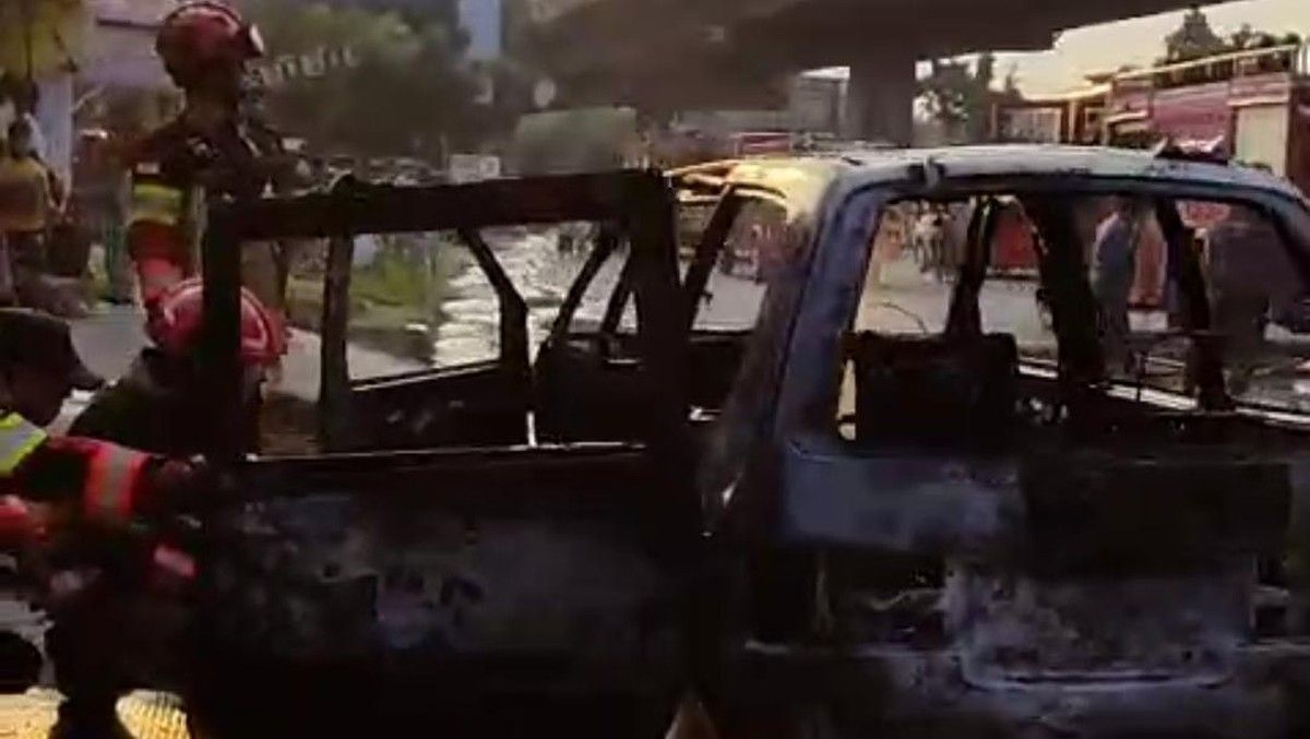 Mobil Terbakar di Jalan Sholeh Iskandar Bogor Akibat Api Bawah Jok