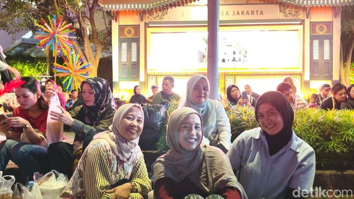 Warga Ngemper di Bundaran HI Saksikan HUT Jakarta ke-499