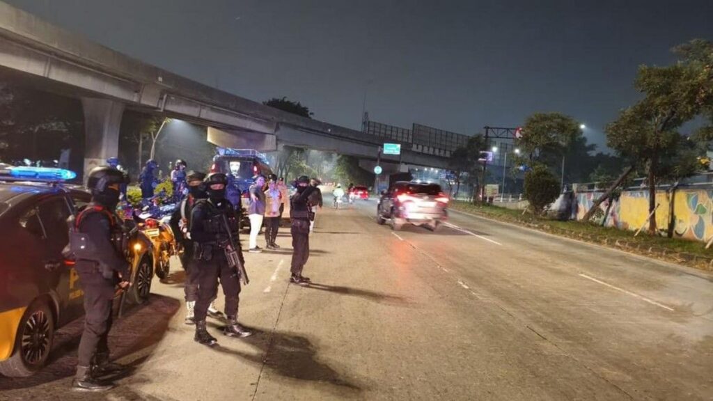 Polda Metro Jaya Amankan Pemuda dan Senjata Tajam dalam Patroli Kamtibmas