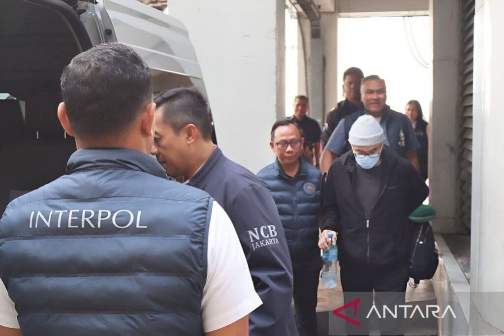 Polri Ekstradisi Buronan Kresna Life Michael Steven dari Maroko