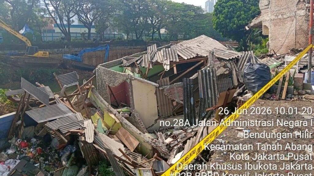 Abrasi Kanal Banjir Barat Robohkan Rumah di Bendungan Hilir