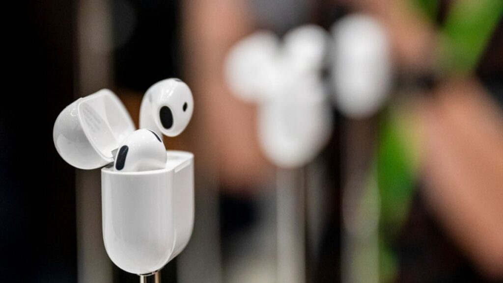 Apple Kembangkan AirPods Ultra Pintar dengan Kamera dan Siri AI