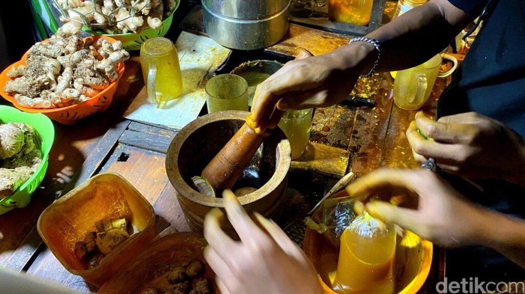 Gerobak Jamu Godok Barokah di Antapani Bandung Ramai Diantre Warga