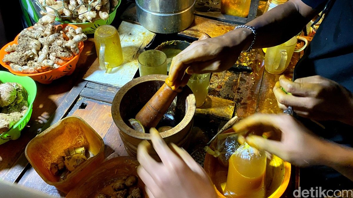 Gerobak Jamu Godok Barokah di Antapani Bandung Ramai Diantre Warga
