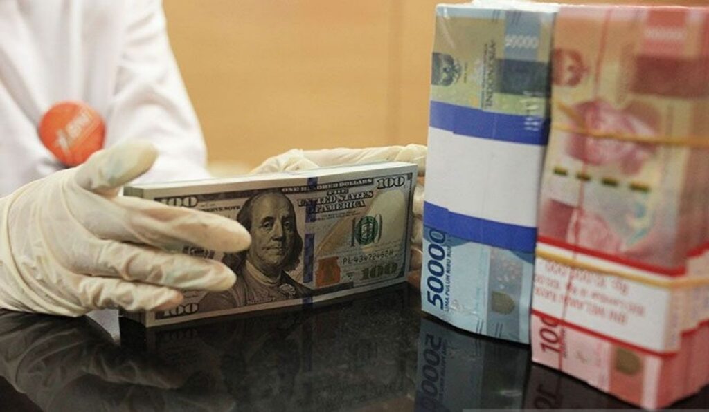 Rupiah Melemah Hingga Rp17.926 per Dolar AS Akibat Lonjakan Harga Minyak