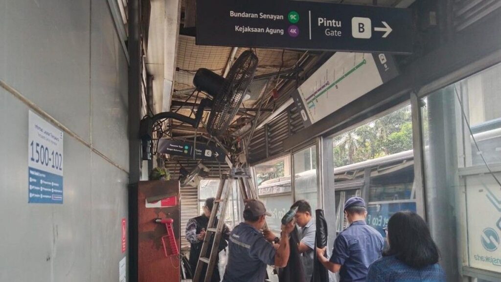 Truk Tabrak Halte Transjakarta Tebet Eco Park hingga Rusak