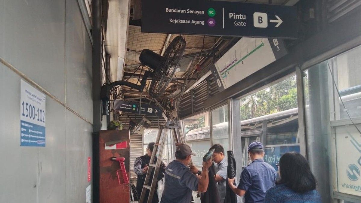 Truk Tabrak Halte Transjakarta Tebet Eco Park hingga Rusak