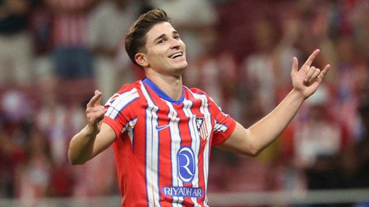 Atletico Madrid Tolak Lepas Julian Alvarez ke Barcelona