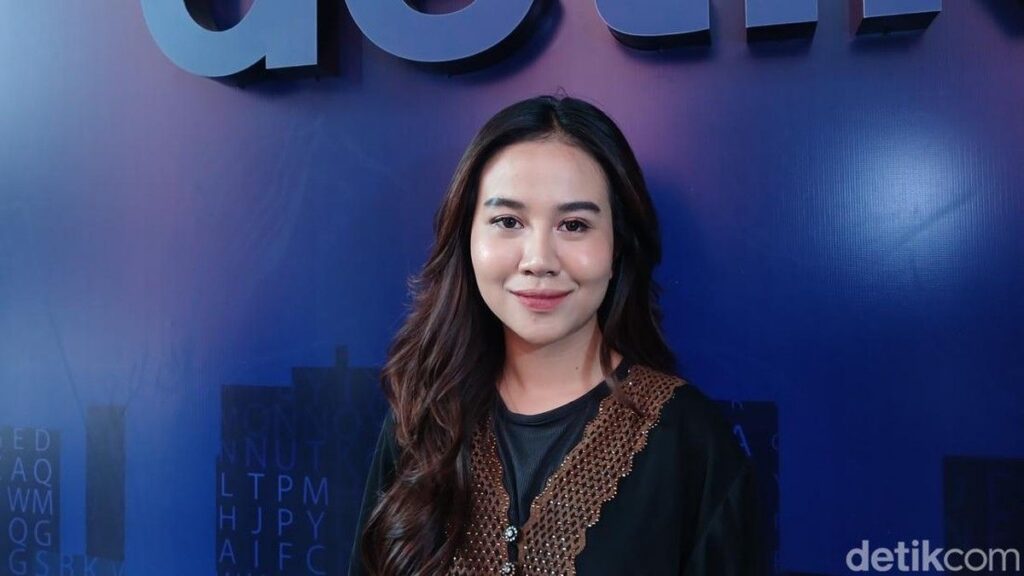 Mayang Luciana Menggunakan Mobil Listrik demi Siasati Kenaikan Harga BBM