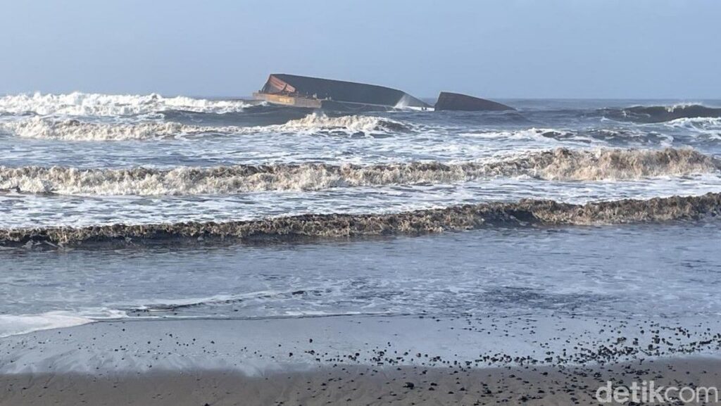 Kapal Tongkang Batu Bara Karam di Pantai Sukaresik Pangandaran