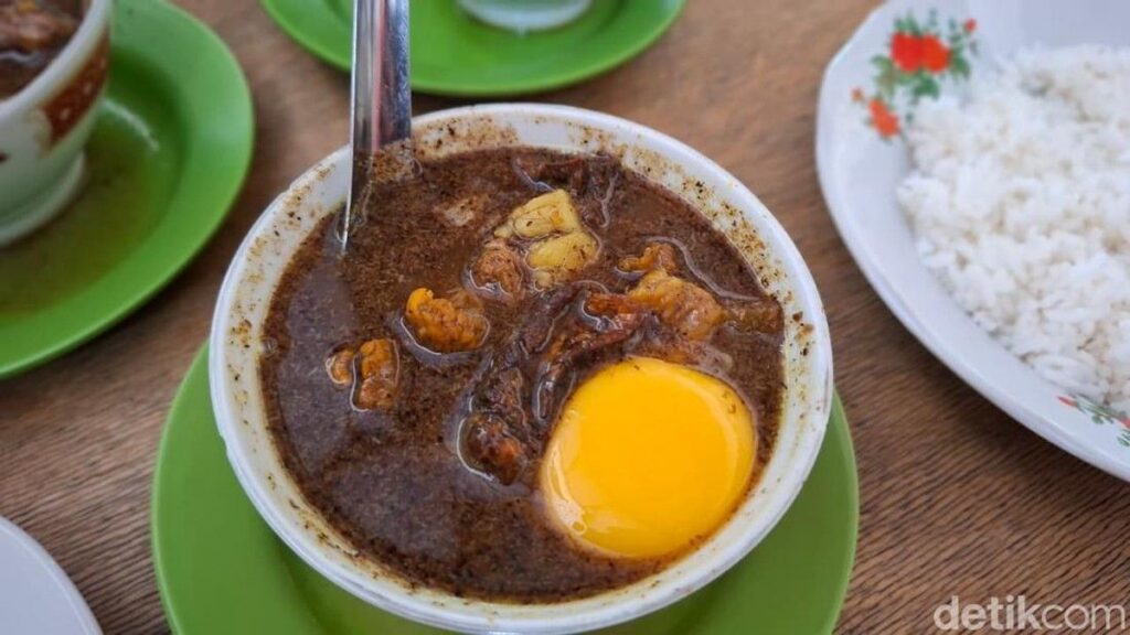 Pemilik Bongkar Mandiri Warung Pallubasa Serigala di Makassar