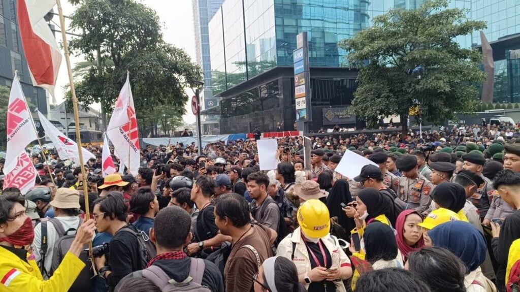Aparat Blokade Massa BEM UI Menuju Bundaran HI