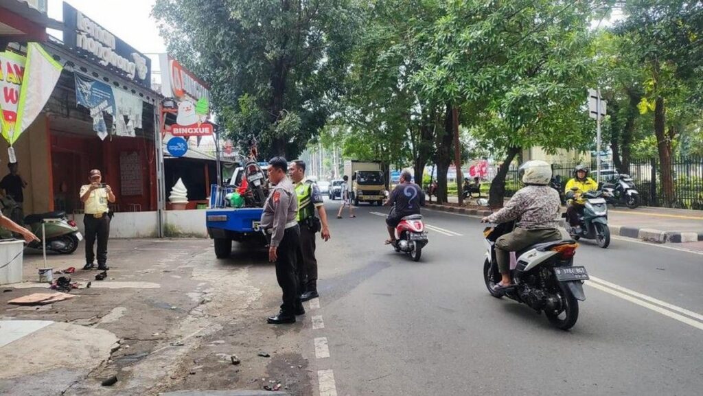 Mobil Listrik BMW Tabrak Pemotor di Kebon Jeruk Jakarta Barat