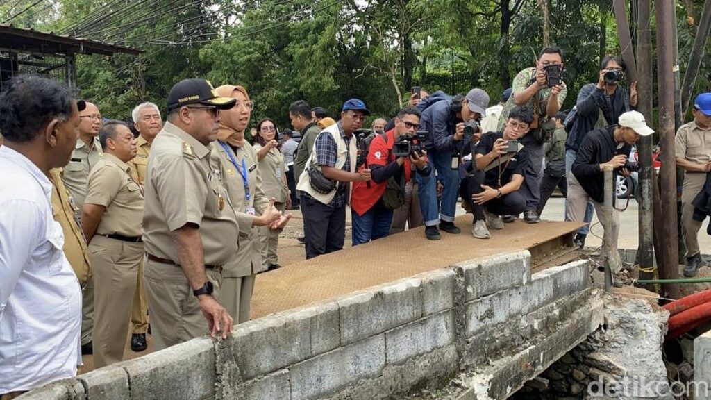 Rano Karno Tinjau Perbaikan Jalan Raya Lenteng Agung