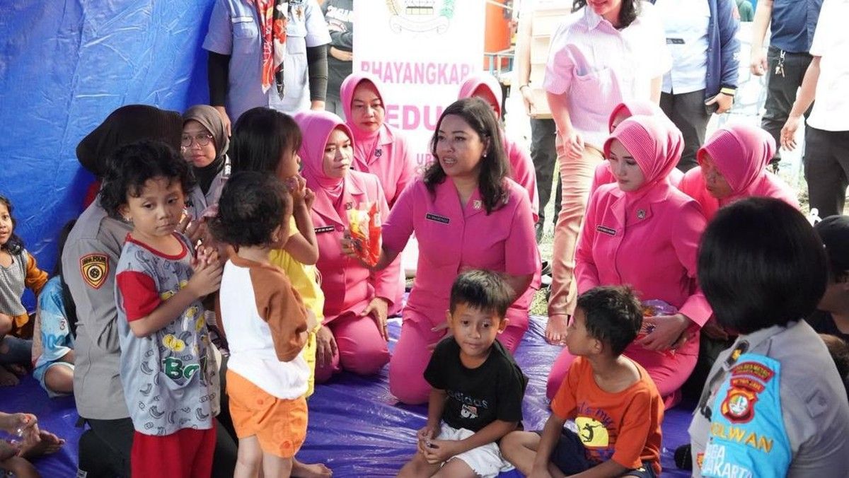Bhayangkari Polres Jakpus Salurkan Bantuan Korban Kebakaran Pasar Jiung