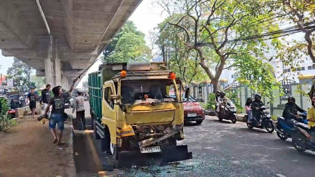 Enam Kendaraan Terlibat Kecelakaan Beruntun di Jalan Sholeh Iskandar Bogor