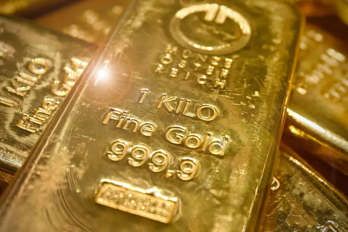 Harga Emas Dunia Menguat Tipis di Tengah Gejolak Ekonomi Global