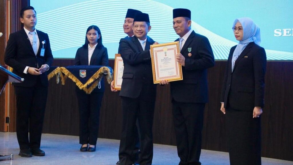 Prabowo Subianto Anugerahkan Satyalancana Wira Karya kepada Enam Tokoh