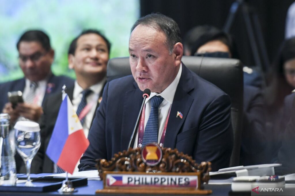 China Sanksi Menteri Pertahanan Filipina Gilberto Teodoro Beserta Keluarga