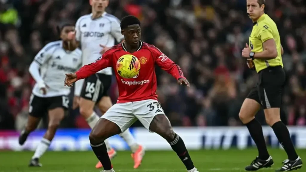 Michael Carrick Siapkan Peran Baru Kobbie Mainoo di Manchester United