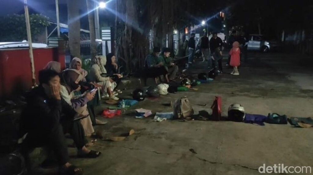 Perjuangan Orang Tua Berburu Kursi Sekolah Favorit di Sukabumi