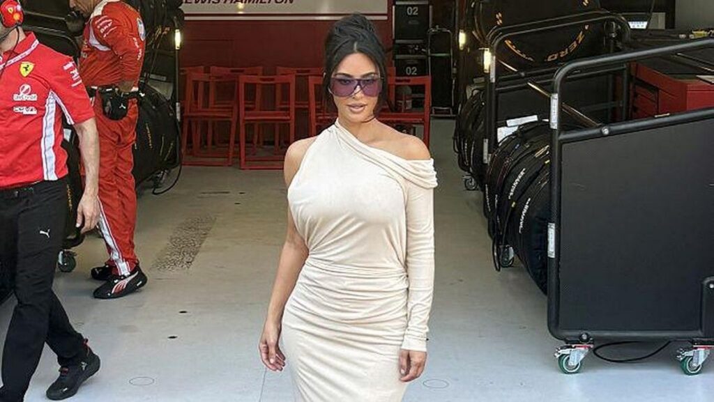 Kim Kardashian Tuai Kritik Usai Abaikan Martin Brundle di Monaco Grand Prix 2026