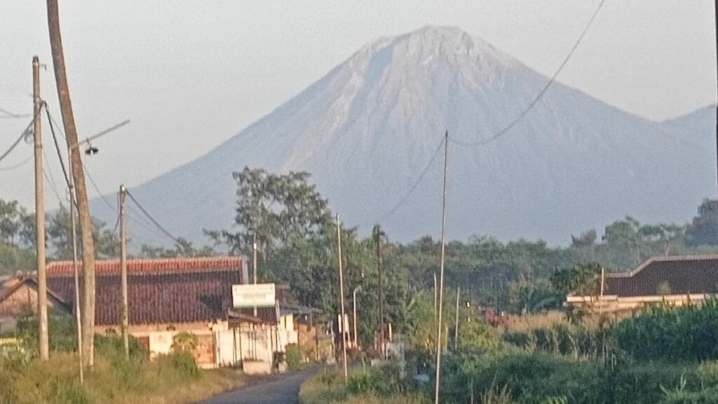 TNBTS Blacklist Tiga Pendaki Ilegal Gunung Semeru Lima Tahun