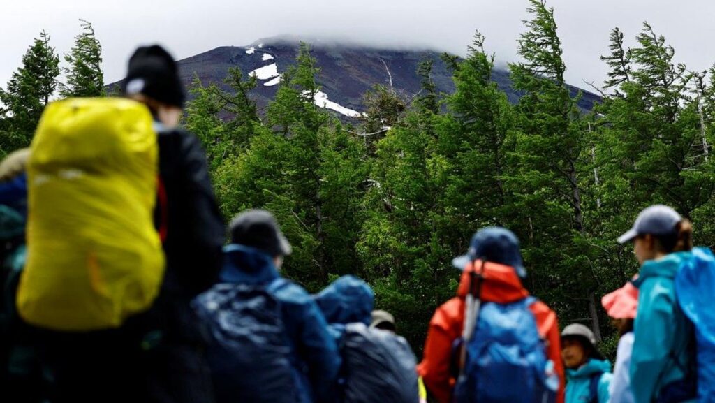 Ribuan Pendaki Nekat Memasuki Gunung Fuji di Luar Musim Resmi