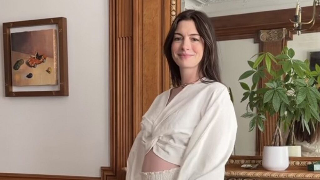 Anne Hathaway Konfirmasi Kehamilan Anak Ketiga Lewat Instagram