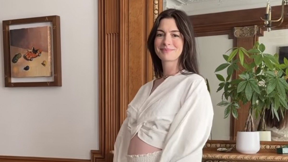 Anne Hathaway Konfirmasi Kehamilan Anak Ketiga Lewat Instagram