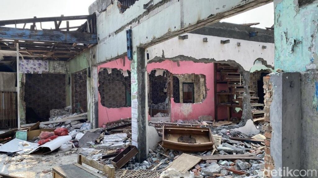 Petugas Gabungan Tertibkan Rumah di Asrama Eks Yon Zikon Jagakarsa
