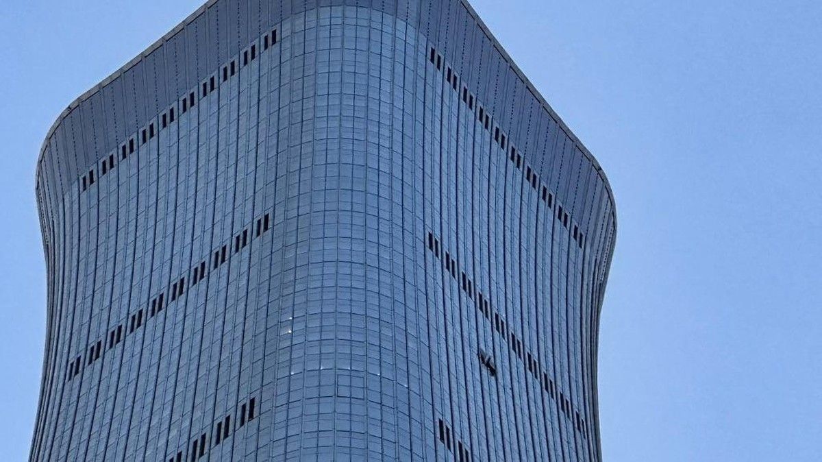 Pesawat Ringan Tabrak Gedung CITIC Tower di Beijing