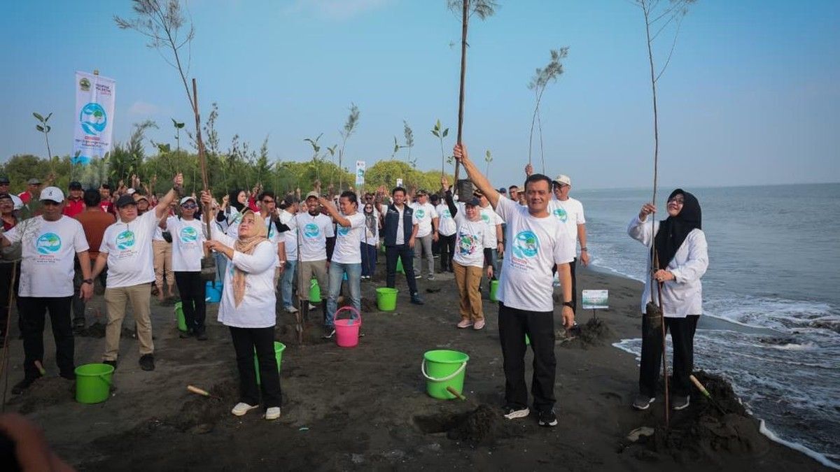 Ahmad Luthfi Pimpin Penanaman 92.290 Bibit Pohon di Pesisir Jateng