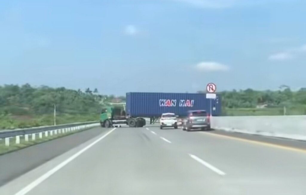 Polisi Menilang Sopir Truk Trailer yang Putar Balik di Tol Semarang-Solo