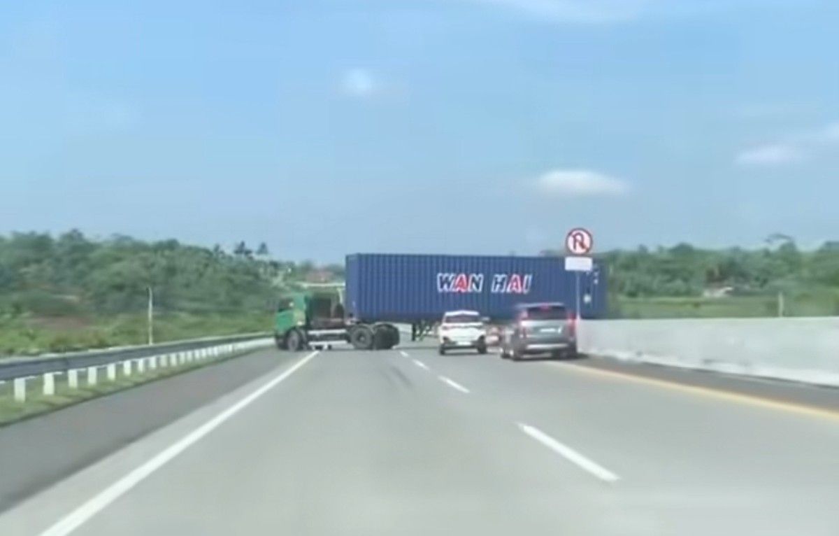 Polisi Menilang Sopir Truk Trailer yang Putar Balik di Tol Semarang-Solo