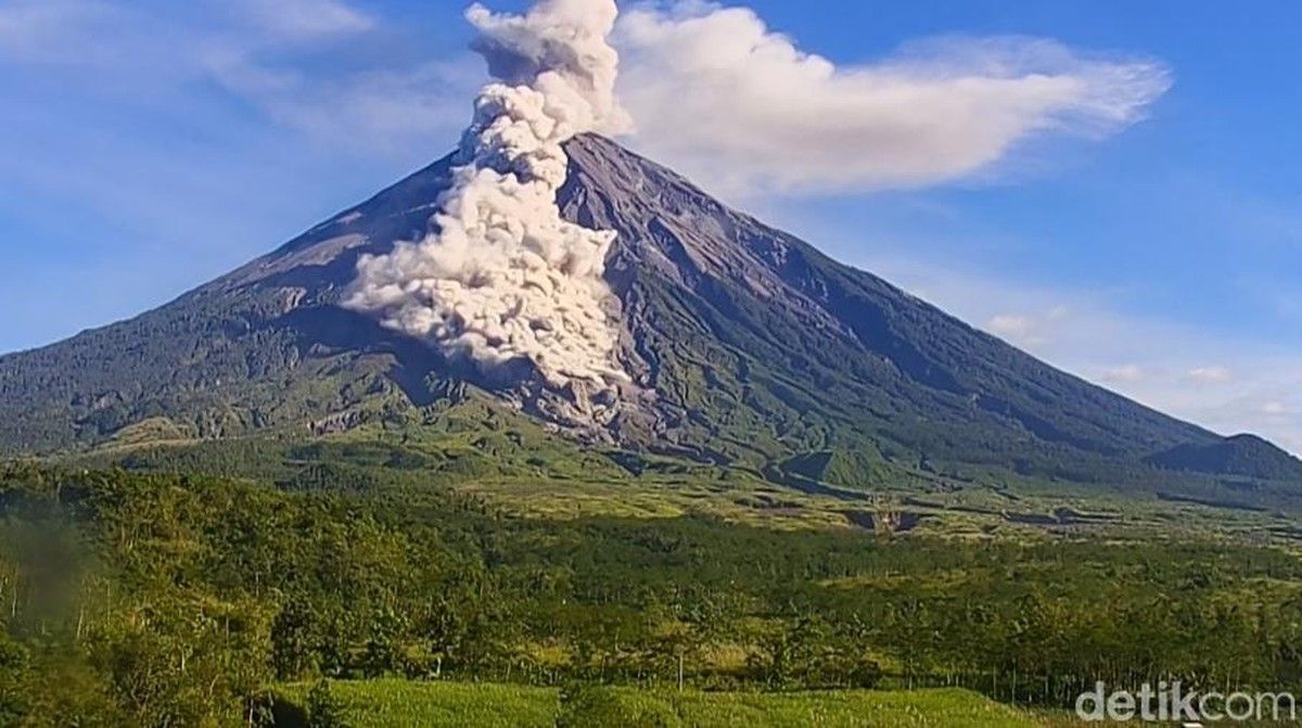 Gunung Semeru Meletus Dua Kali Pagi Ini