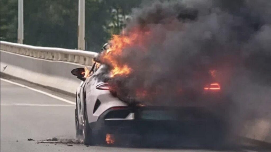 Xiaomi SU7 Ultra Terbakar di Jembatan Hero China Bukan karena Baterai