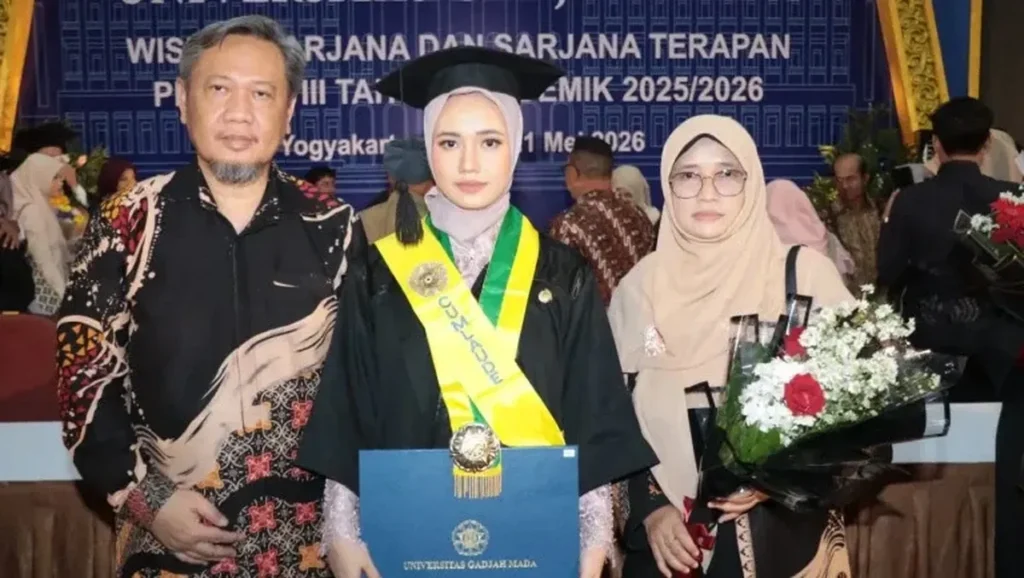 Mahasiswi 20 Tahun Raih Gelar Lulusan Termuda FK-KMK UGM