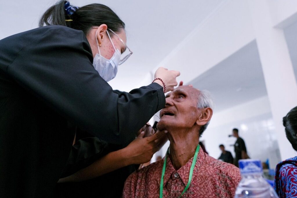 Kemensos Gelar Operasi Katarak Gratis Bagi Ratusan Lansia di NTT