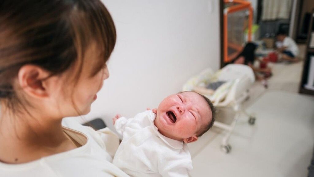 Ketahui Penyebab Bayi Menangis Saat Tidur dan Cara Mengatasinya