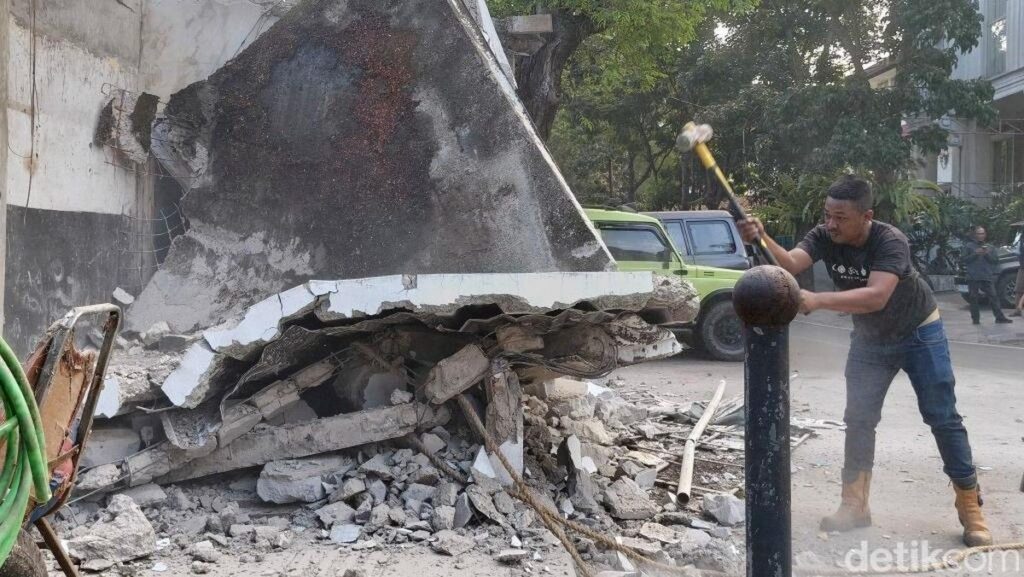 Satpol PP Bongkar Garasi Mobil di Atas Trotoar Jalan Ambon Bandung