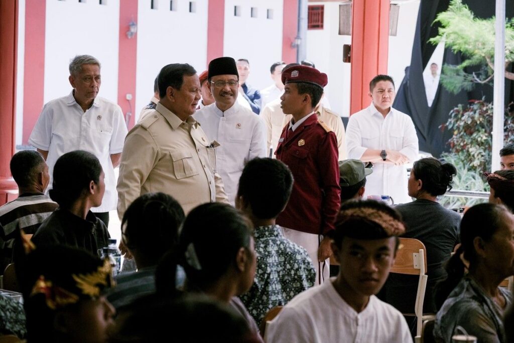 Prabowo Subianto Santap Siang Bersama Siswa SRMP 17 Tabanan