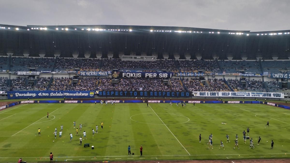 Persib Bandung Renovasi Total Rumput Stadion Gelora Bandung Lautan Api