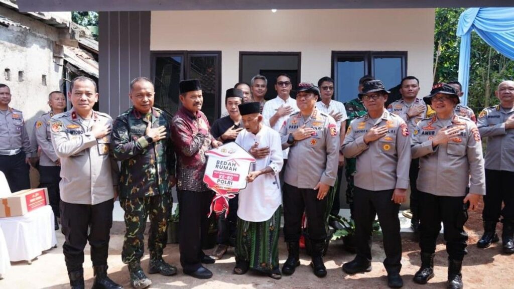 Wakapolri Serahkan Rumah Hasil Renovasi Hari Bhayangkara di Bogor