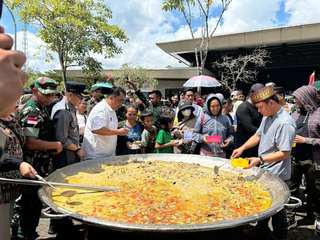 Bobon Santoso Gelar Masak Besar Kuali Merah Putih di PLBN Aruk